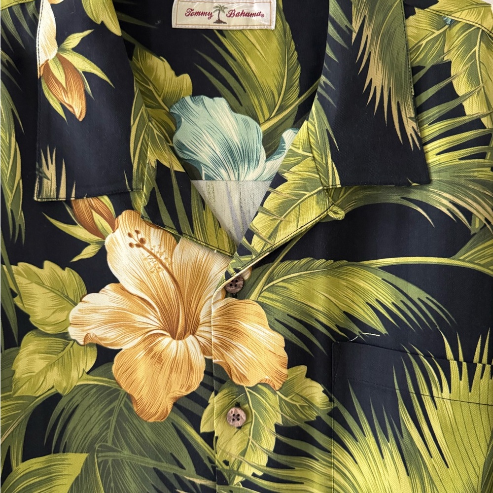 Tommy Bahama Men's XL Silk Tropical Hawaiian Cruise Button Down Shirt - Picture 4 of 7